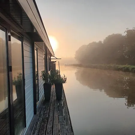 Bb De Woonboot Apartmán *
